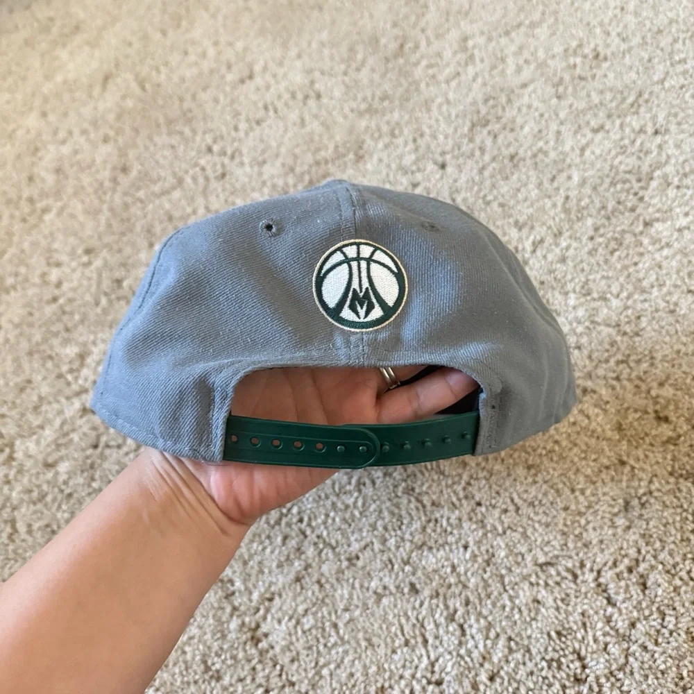 Men’s 9Fifty Milwaukee‎ Bucks Gray Snap Flat Hat Casual Streetwear Sports